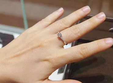 ما الخاتم الذي يرتديه إصبعك إذا كان قصيرًا قليلاً؟